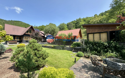 Vidiecky rodinný dom  s množstvom prístreškov a budov  na veľkom pozemku  v prírodnom prostredí Lazov