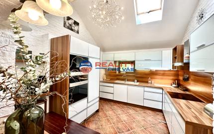 Vidiecky rodinný dom  s množstvom prístreškov a budov  na veľkom pozemku  v prírodnom prostredí Lazov