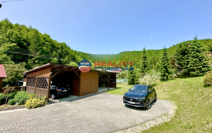 Vidiecky rodinný dom  s množstvom prístreškov a budov  na veľkom pozemku  v prírodnom prostredí Lazov