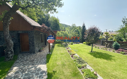 Vidiecky rodinný dom  s množstvom prístreškov a budov  na veľkom pozemku  v prírodnom prostredí Lazov