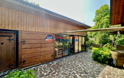 Vidiecky rodinný dom  s množstvom prístreškov a budov  na veľkom pozemku  v prírodnom prostredí Lazov