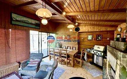 Vidiecky rodinný dom  s množstvom prístreškov a budov  na veľkom pozemku  v prírodnom prostredí Lazov