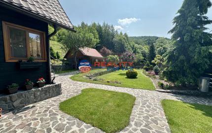 Vidiecky rodinný dom  s množstvom prístreškov a budov  na veľkom pozemku  v prírodnom prostredí Lazov