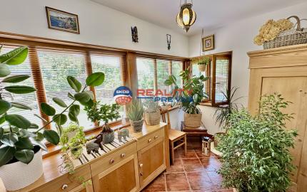 Vidiecky rodinný dom  s množstvom prístreškov a budov  na veľkom pozemku  v prírodnom prostredí Lazov