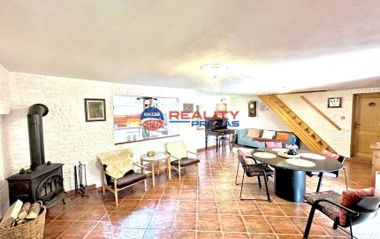 Vidiecky rodinný dom  s množstvom prístreškov a budov  na veľkom pozemku  v prírodnom prostredí Lazov