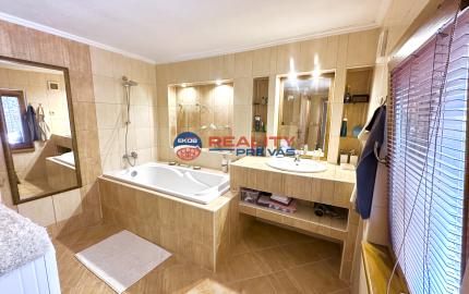 Vidiecky rodinný dom  s množstvom prístreškov a budov  na veľkom pozemku  v prírodnom prostredí Lazov