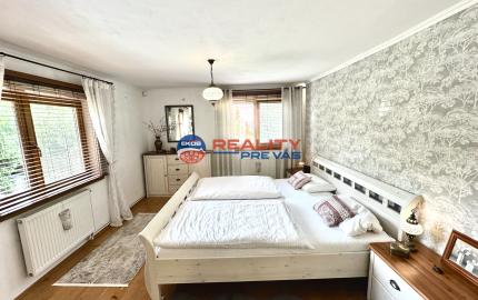 Vidiecky rodinný dom  s množstvom prístreškov a budov  na veľkom pozemku  v prírodnom prostredí Lazov