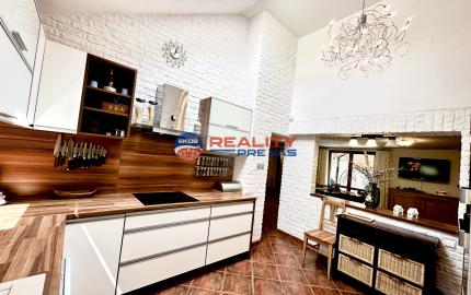 Vidiecky rodinný dom  s množstvom prístreškov a budov  na veľkom pozemku  v prírodnom prostredí Lazov