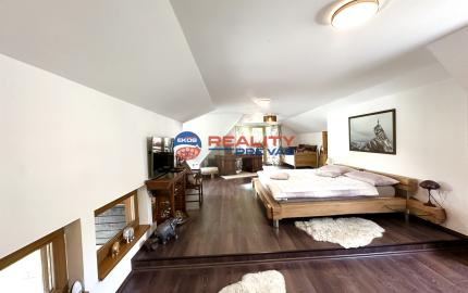 Vidiecky rodinný dom  s množstvom prístreškov a budov  na veľkom pozemku  v prírodnom prostredí Lazov