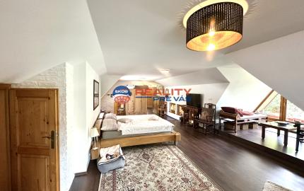 Vidiecky rodinný dom  s množstvom prístreškov a budov  na veľkom pozemku  v prírodnom prostredí Lazov