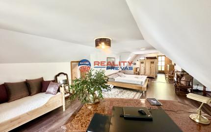 Vidiecky rodinný dom  s množstvom prístreškov a budov  na veľkom pozemku  v prírodnom prostredí Lazov