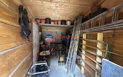 Vidiecky rodinný dom  s množstvom prístreškov a budov  na veľkom pozemku  v prírodnom prostredí Lazov