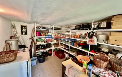 Vidiecky rodinný dom  s množstvom prístreškov a budov  na veľkom pozemku  v prírodnom prostredí Lazov