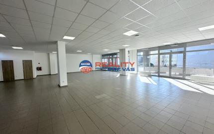 Reality Pre Vás -  Prenájom priestorov  preskleného priestoru - Dvory  Púchov  200 m2