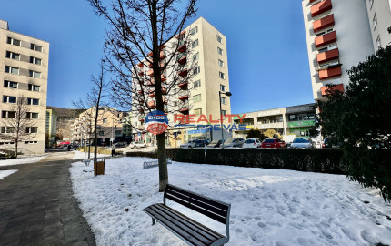 Prenájom priestorov  preskleného priestoru - Dvory  Púchov   100 m 2