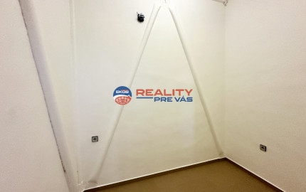 Obchodno - skladový priestor  s vlastným sociálnym zázemím   a parkovacími miestami v priemyselnom parku Nosice -  Púchov