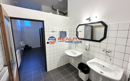 Obchodno - skladový priestor  s vlastným sociálnym zázemím   a parkovacími miestami v priemyselnom parku Nosice -  Púchov