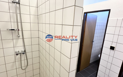 Obchodno - skladový priestor  s vlastným sociálnym zázemím   a parkovacími miestami v priemyselnom parku Nosice -  Púchov