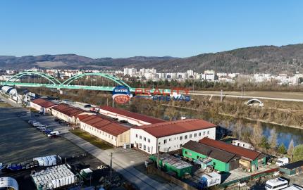 Obchodno - skladový priestor  s vlastným sociálnym zázemím   a parkovacími miestami v priemyselnom parku Nosice -  Púchov