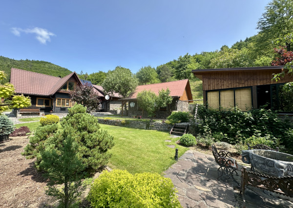 Vidiecky rodinný dom  s množstvom prístreškov a budov  na veľkom pozemku  v prírodnom prostredí Lazov