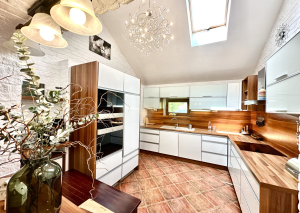 Vidiecky rodinný dom  s množstvom prístreškov a budov  na veľkom pozemku  v prírodnom prostredí Lazov