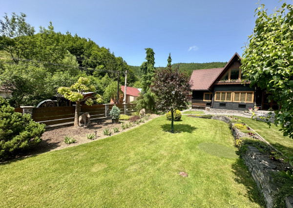 Vidiecky rodinný dom  s množstvom prístreškov a budov  na veľkom pozemku  v prírodnom prostredí Lazov