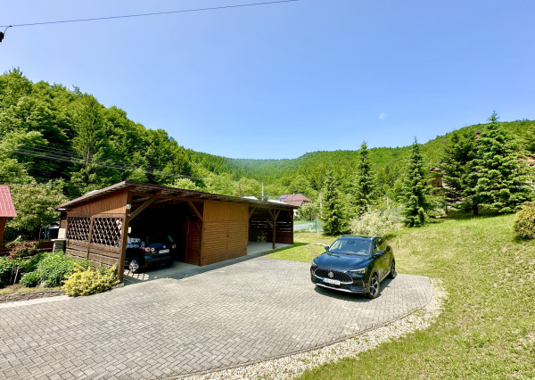 Vidiecky rodinný dom  s množstvom prístreškov a budov  na veľkom pozemku  v prírodnom prostredí Lazov