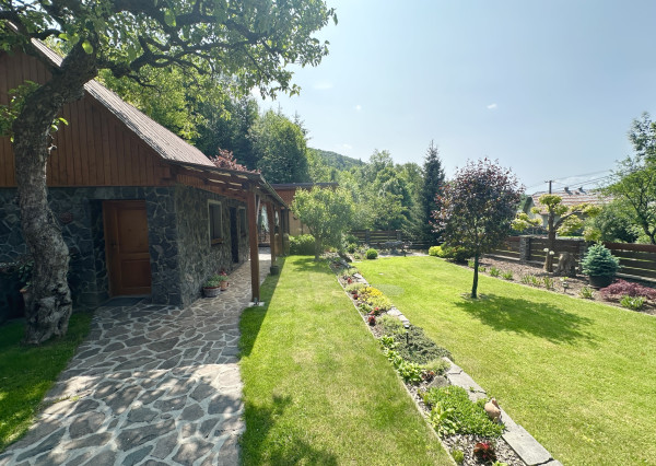 Vidiecky rodinný dom  s množstvom prístreškov a budov  na veľkom pozemku  v prírodnom prostredí Lazov