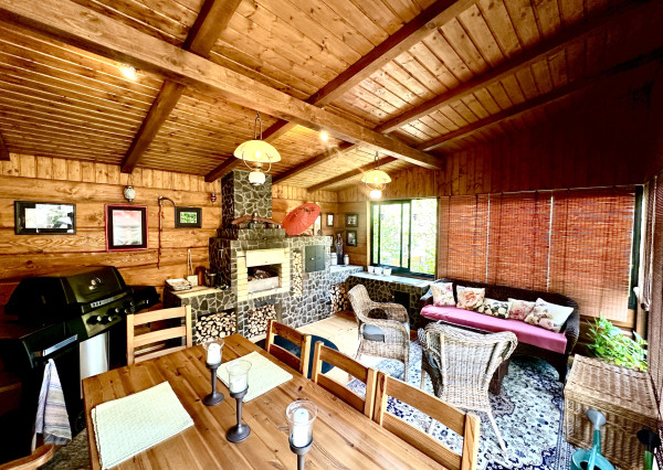 Vidiecky rodinný dom  s množstvom prístreškov a budov  na veľkom pozemku  v prírodnom prostredí Lazov