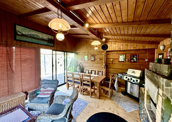 Vidiecky rodinný dom  s množstvom prístreškov a budov  na veľkom pozemku  v prírodnom prostredí Lazov