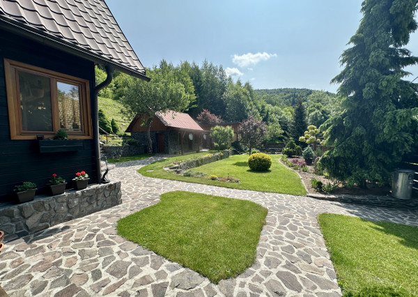 Vidiecky rodinný dom  s množstvom prístreškov a budov  na veľkom pozemku  v prírodnom prostredí Lazov