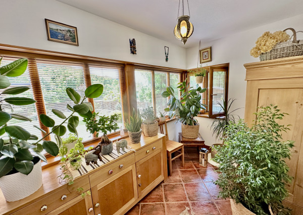 Vidiecky rodinný dom  s množstvom prístreškov a budov  na veľkom pozemku  v prírodnom prostredí Lazov