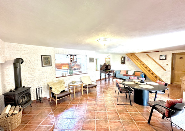 Vidiecky rodinný dom  s množstvom prístreškov a budov  na veľkom pozemku  v prírodnom prostredí Lazov