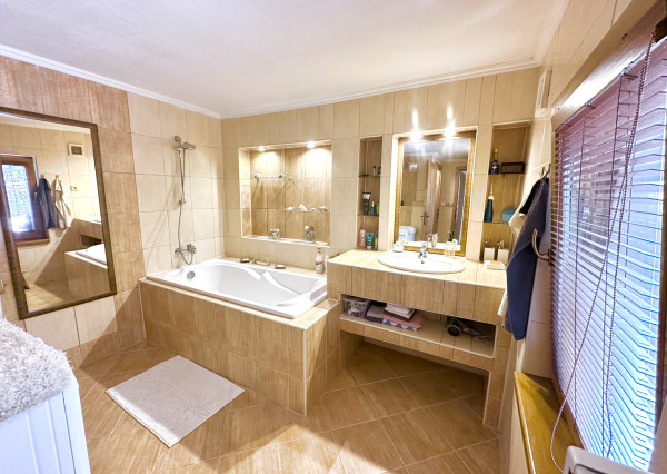 Vidiecky rodinný dom  s množstvom prístreškov a budov  na veľkom pozemku  v prírodnom prostredí Lazov