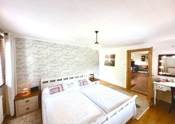 Vidiecky rodinný dom  s množstvom prístreškov a budov  na veľkom pozemku  v prírodnom prostredí Lazov