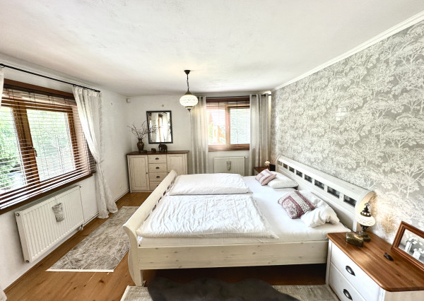 Vidiecky rodinný dom  s množstvom prístreškov a budov  na veľkom pozemku  v prírodnom prostredí Lazov