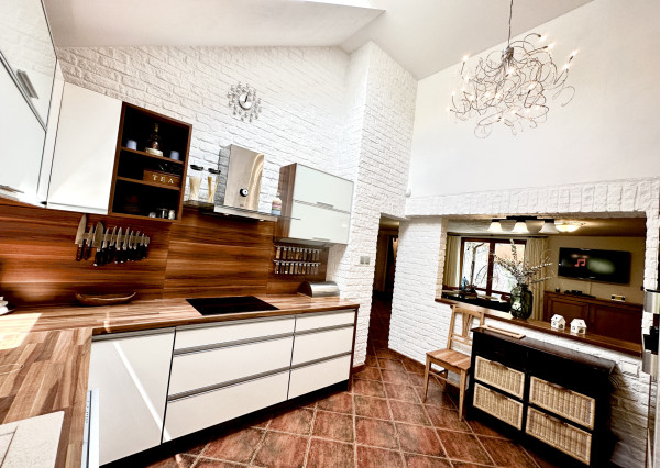 Vidiecky rodinný dom  s množstvom prístreškov a budov  na veľkom pozemku  v prírodnom prostredí Lazov