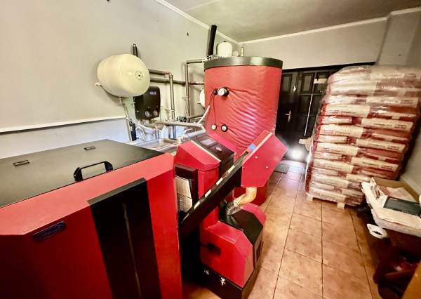 Vidiecky rodinný dom  s množstvom prístreškov a budov  na veľkom pozemku  v prírodnom prostredí Lazov