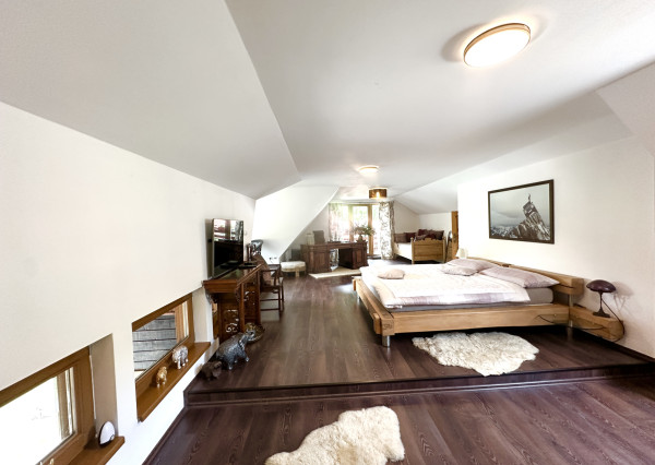 Vidiecky rodinný dom  s množstvom prístreškov a budov  na veľkom pozemku  v prírodnom prostredí Lazov