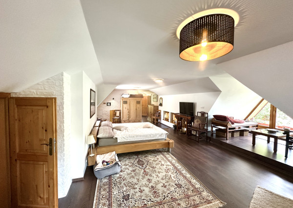 Vidiecky rodinný dom  s množstvom prístreškov a budov  na veľkom pozemku  v prírodnom prostredí Lazov