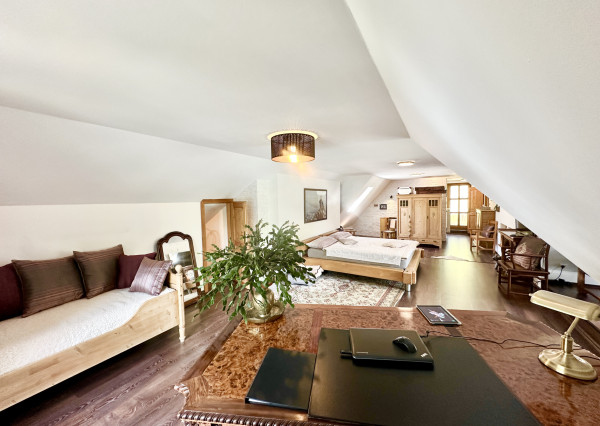 Vidiecky rodinný dom  s množstvom prístreškov a budov  na veľkom pozemku  v prírodnom prostredí Lazov