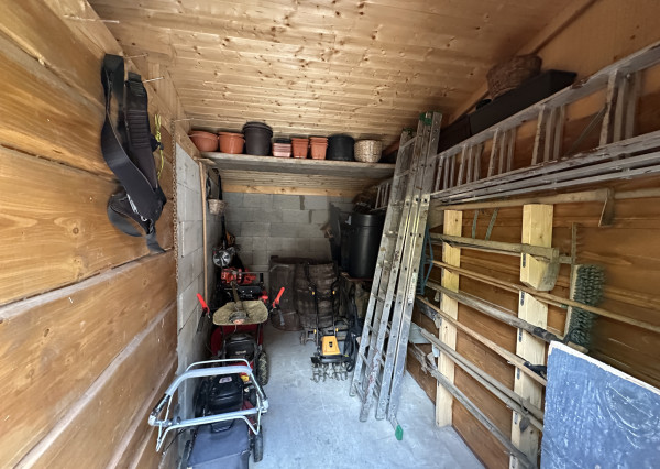 Vidiecky rodinný dom  s množstvom prístreškov a budov  na veľkom pozemku  v prírodnom prostredí Lazov