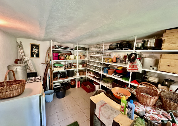 Vidiecky rodinný dom  s množstvom prístreškov a budov  na veľkom pozemku  v prírodnom prostredí Lazov