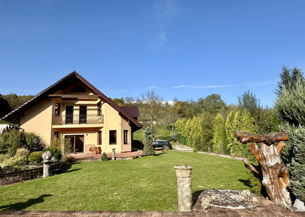 Nádherný 6 izbový rodinný dom v horskom prostredí  - Zariečie  pri  Púchove