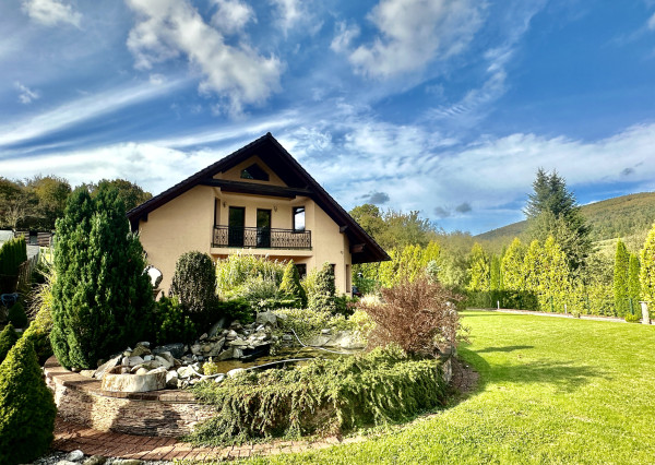 Nádherný 6 izbový rodinný dom v horskom prostredí  - Zariečie  pri  Púchove