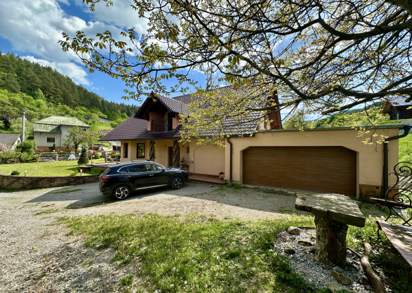 Nádherný 6 izbový rodinný dom v horskom prostredí  - Zariečie  pri  Púchove