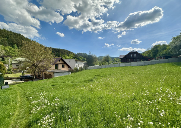 Nádherný 6 izbový rodinný dom v horskom prostredí  - Zariečie  pri  Púchove