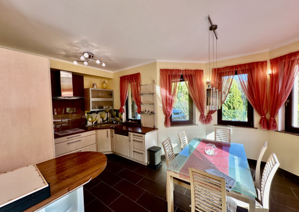 Nádherný 6 izbový rodinný dom v horskom prostredí  - Zariečie  pri  Púchove