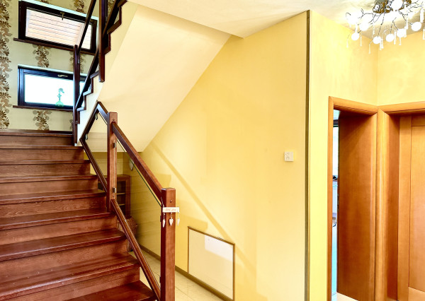 Nádherný 6 izbový rodinný dom v horskom prostredí  - Zariečie  pri  Púchove