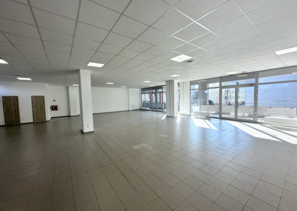 Prenájom priestorov  preskleného priestoru - Dvory  Púchov  200 m2